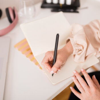 Femeie scrie in jurnal